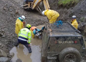 Uno de los dos vehículos que quedó atrapado tras la caída de una mazamorra en la zona de Callapa.