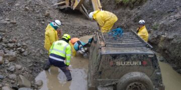 Uno de los dos vehículos que quedó atrapado tras la caída de una mazamorra en la zona de Callapa.