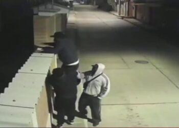 En un video se ve cuando los ladrones ingresaron al inmueble