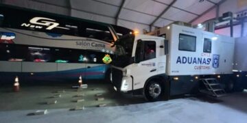 El bus fue revisado por un camión scaner