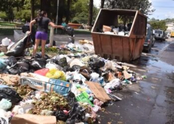 La basura se acumula en la ciudad de Cochabamba debido al bloqueo en el ingreso al Relleno Sanitario de K'ara K'ara.