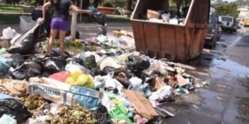La basura se acumula en la ciudad de Cochabamba debido al bloqueo en el ingreso al Relleno Sanitario de K'ara K'ara.