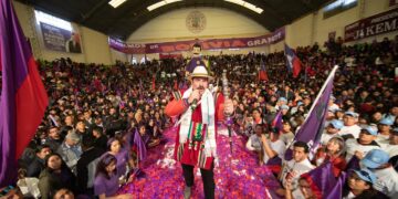 Manfred Reyes Villa participa de una concentración en Oruro.