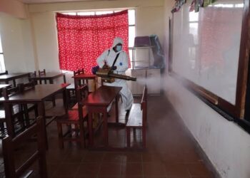 Se fumigó los colegios con casos sospechosos