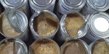 Las latas con droga en su interior