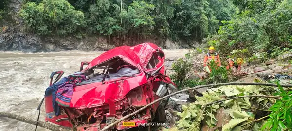 El minibús quedó destruido