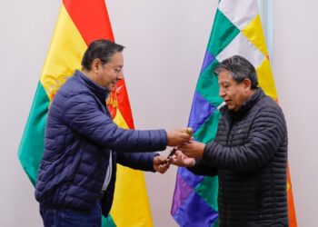 El presidente Luis Arce entrega el bastón de Mando al vicepresidente David Choquehuanca.