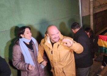 El abogado Jorge Valda sale en libertad de la FELCC de La Paz.