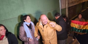 El abogado Jorge Valda sale en libertad de la FELCC de La Paz.