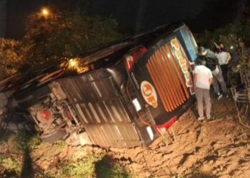 El bus quedó a un costado de la carretera