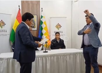 El ministro de Obras Públicas, Edgar Montaño, posesiona a Cristian Mamani como nuevo director de la ATT.