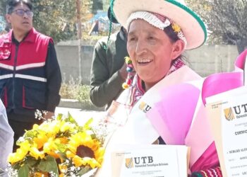 La exdiputada Lidia Patty muestra su diploma de egreso.