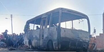 El bus escolar quedó en cenizas tras el incendio.