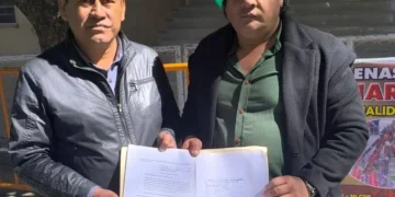 La defensa legal de la CIDOB recibe la copia de recibido del documento presentado. Foto RRSS
