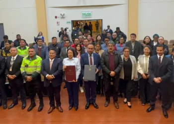 Representantes de Bolivia y Perú tras la renovación del acuerdo binacional.  Foto: Cancillería