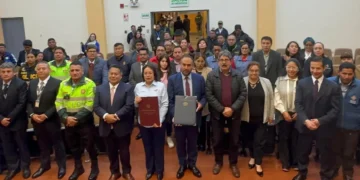 Representantes de Bolivia y Perú tras la renovación del acuerdo binacional.  Foto: Cancillería