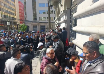 Los transportistas otra vez en vigilia. Foto: Abya Yala.