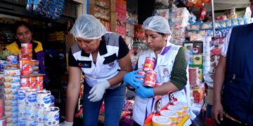 Personal de la Intendencia de Cochabamba decomisó enlatados falsificados.