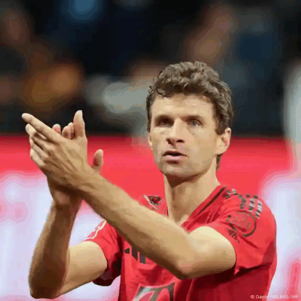 Thomas Müller aplaude a su afición