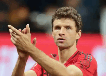 Thomas Müller aplaude a su afición