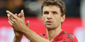 Thomas Müller aplaude a su afición