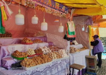 Artesanas instalaron la feria de Semana Santa 'Dulce empanada'.