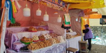 Artesanas instalaron la feria de Semana Santa 'Dulce empanada'.