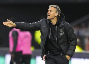 El entrenador español Luis Enrique imparte instrucciones.