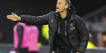 El entrenador español Luis Enrique imparte instrucciones.