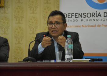 El defensor del Pueblo, Pedro Callisaya, participa de un conversatorio en Sucre, Chuquisaca.