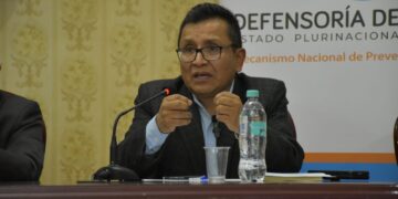 El defensor del Pueblo, Pedro Callisaya, participa de un conversatorio en Sucre, Chuquisaca.