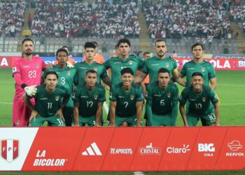 La formación de Bolivia en el estadio Nacional de Lima.