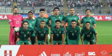 La formación de Bolivia en el estadio Nacional de Lima.