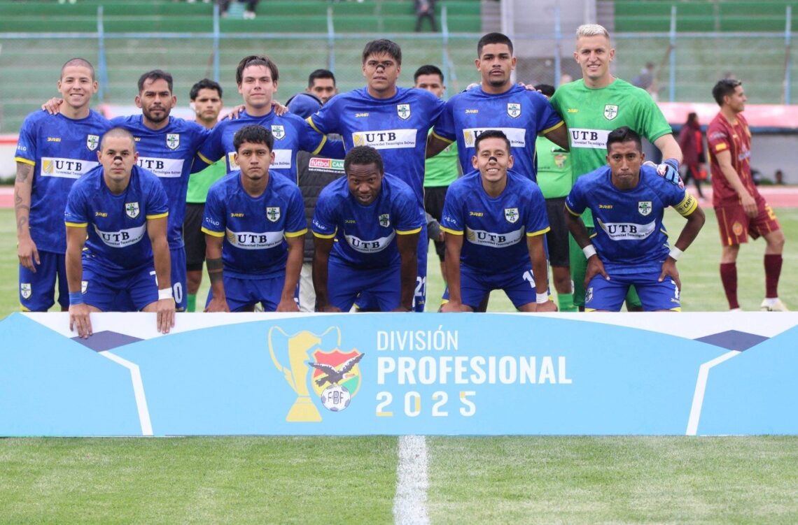 La formación de ABB en el estadio Jesús Bermúdez, de Oruro.