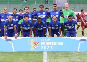 La formación de ABB en el estadio Jesús Bermúdez, de Oruro.