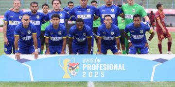 La formación de ABB en el estadio Jesús Bermúdez, de Oruro.