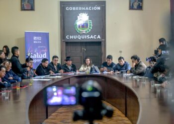La comisión encabezada por la ministra de Salud. Foto: Ministerio de Salud.