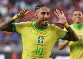 Raphinha celebra un gol durante un partido con la selección de Brasil en las eliminatorias sudamericanas