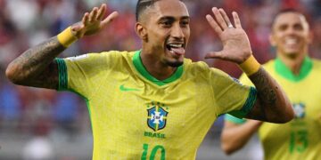 Raphinha celebra un gol durante un partido con la selección de Brasil en las eliminatorias sudamericanas