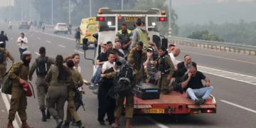 El ejército israelí ayuda con la evacuación/AFP