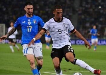 Thilo Kehrer controla el balón en el último enfrentamiento entre Alemania e Italia