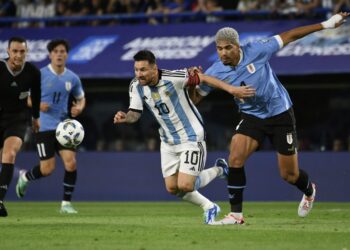 Lionel Messi y Ronald Araújo disputan el balón en el último choque entre Argentina y Uruguay.