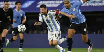 Lionel Messi y Ronald Araújo disputan el balón en el último choque entre Argentina y Uruguay.