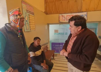 El fiscal departamental de Oruro, Aldo Morales, con la familia de una de las víctimas. Foto: Fiscalía.