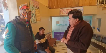El fiscal departamental de Oruro, Aldo Morales, con la familia de una de las víctimas. Foto: Fiscalía.