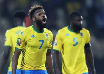 Aaron Boupendza con su selección