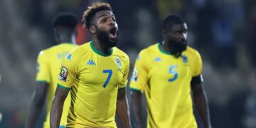 Aaron Boupendza con su selección
