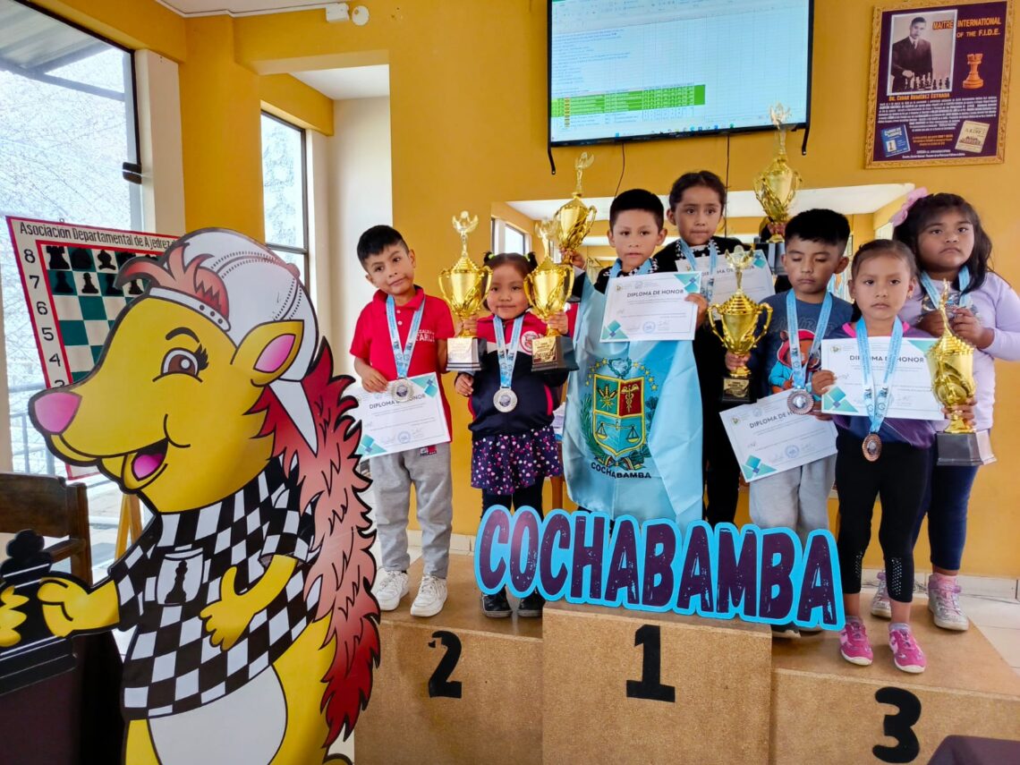 Un grupo de los niños que fueron premiados por la federación.