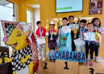 Un grupo de los niños que fueron premiados por la federación.