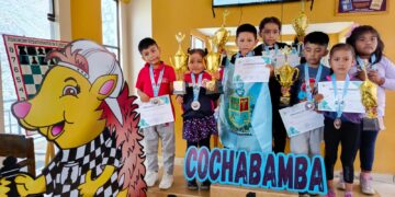 Un grupo de los niños que fueron premiados por la federación.